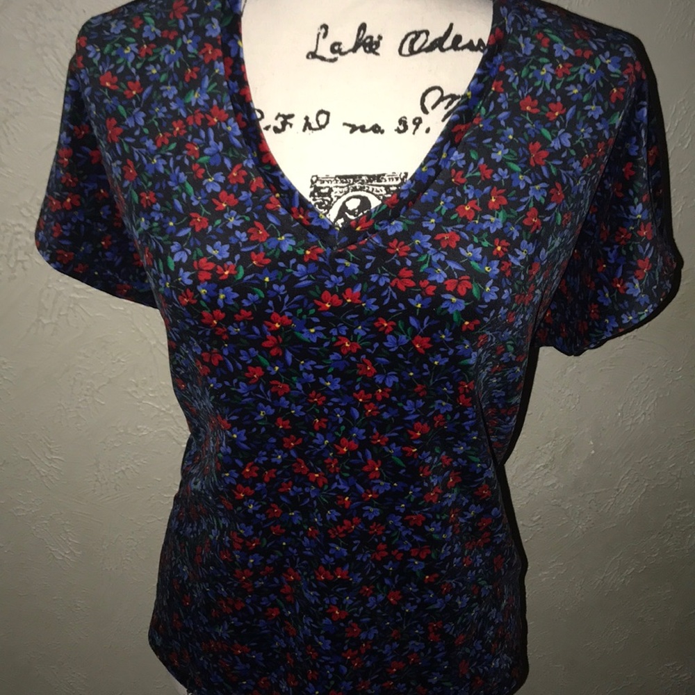 🎈3/$15 Beautiful velvet V-neck tee